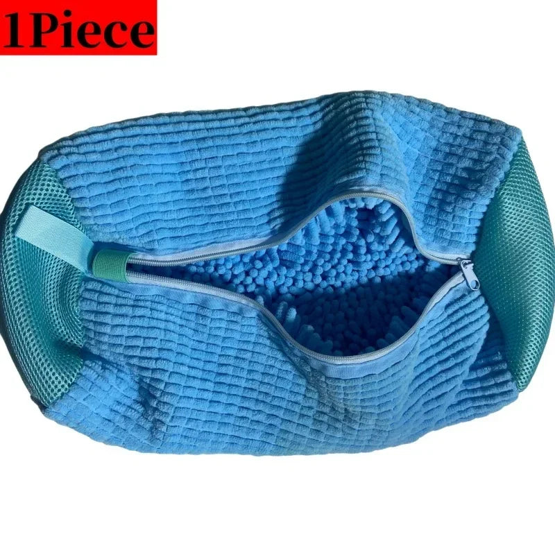Easy-to-use shoe cleaning kit with brush and bag. Prime Pick